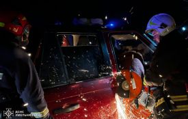 На Хмельниччині Range Rover влетів у дерево: неповнолітнього водія деблокували (ВІДЕО)