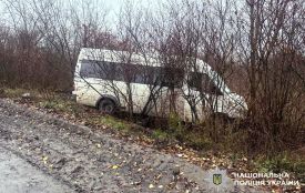 На Хмельниччині рейсовий мікроавтобус врізався в дерево: серед постраждалих є діти