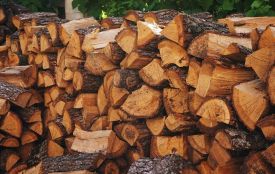 Жителя Хмельниччини обдурили на купівлі дров. Аферистів шукають