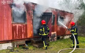 Горіло виробниче приміщення та легковик: які пожежі стались на Хмельниччині за добу