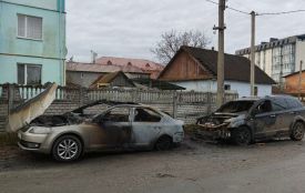 Вночі дві автівки згоріли на парковці в Ізяславі