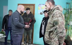 За стійкість і відвагу: матері полеглого бійця з Хмельниччини передали орден «За мужність»