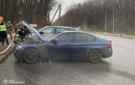 На трасі Хмельниччини спалахнула BMW
