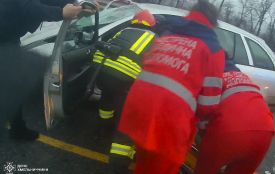 У Хмельницькому районі зіткнулись автівки: водійку діставали рятувальники