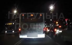 У Хмельницькому водій громадського автобуса порушив ПДР. Його оштрафували (ВІДЕО)