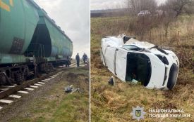 Мікроавтобус зіткнувся з локомотивом у Хмельницькому районі