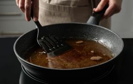 Хмельничан просять не зливати жир у каналізацію: пояснили чому