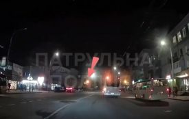 У центрі Хмельницького зупинили водія автобуса, який проїхав на «червоний»