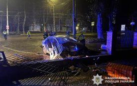 У Хмельницькому 17-річний водій в’їхав в огорожу собору: є постраждалі