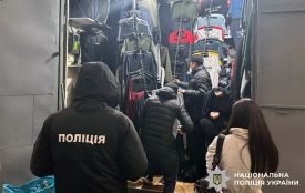 У Хмельницькому підробляли брендовий одяг: правоохоронці накрили цех