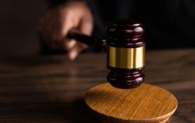 Судили чоловіка, який знайшов на зупинці в Хмельницькому банківську картку та користувався нею