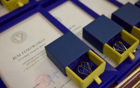 Четверо волонтерів з Хмельниччини отримали відзнаки від Зеленського