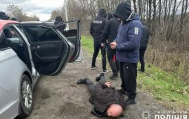 Хмельницького підприємця вивезли в ліс та прострелили ногу. Нападників судитимуть