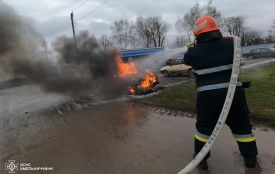 Горіли автівка та підвал: що і де гасили рятувальники Хмельниччини за добу