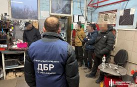 Військові з Хмельниччини «проходили службу» на СТО: посадовці отримали підозру