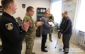 Поліцейський з Хмельниччини отримав «Хрест Хоробрих»: нагороду вручили у шпиталі