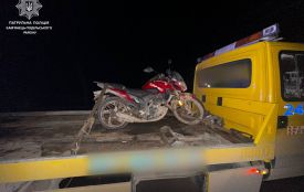 Тікав від поліції: на Хмельниччині у неповнолітнього мотоцикліста евакуювали байк