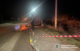 На Хмельниччині мікроавтобус врізався у відбійник: госпіталізували водія