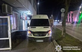 У Хмельницькому водій фургона збив пенсіонерку, яка йшла позаду авто