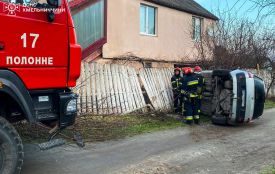 На Хмельниччині перекинулася автівка: надзвичайники ліквідували наслідки ДТП