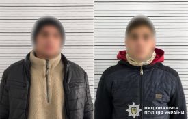 Вихопили сумку й утекли: у Хмельницькому грабіжники напали на пенсіонерку