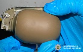 На Хмельниччині чоловік носив із собою гранату: його затримала поліція