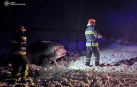 Застрягли дорогою на святкування: на Хмельниччині зі снігу діставали авто (ВІДЕО)