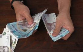 Зарплати на Хмельниччині: хто отримує найбільшу та найменшу платню