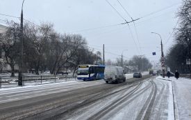 Сильні снігопади у Хмельницькому: чи вистачить техніки та солі на дороги