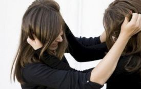 Схопила за волосся і вдарила об одвірок: суд переглянув вирок жительці Летичева