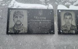 На Хмельниччині відкрили меморіальну дошку на честь військового медика Олексія Кулеші