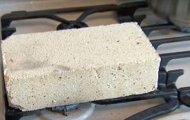 Чому не можна грітися цеглою на газовій плиті: пояснення фахівців