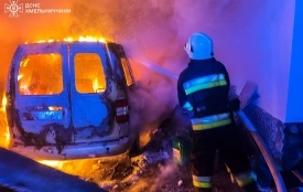 У Старокостянтинові горіло авто: постраждав чоловік