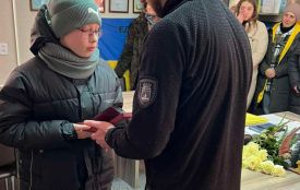 Синам воїнів з Хмельниччини вручили посмертні нагороди