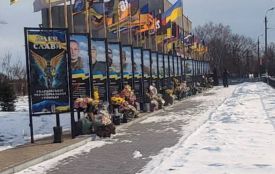 Бив кулаками банер із Героєм: знайшли чоловіка, який пошкодив портрет на Алеї Слави