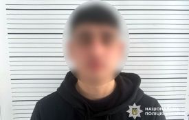 У Хмельницькому на зупинці пограбували 11-річного хлопчика: злодія затримали