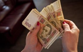 Середня зарплата в Україні перевищила 30 тисяч гривень. Скільки заробляють на Хмельниччині