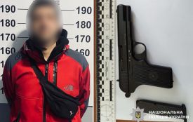 Переробляв стартові пістолети на бойові: затримали нелегального зброяра з Хмельницького