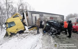 Автотроща з вантажівкою у Хмельницькому районі: двоє людей потрапили до реанімації