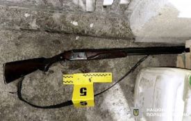 Стріляв у дружину та намагався застрелитися сам: на Хмельниччині затримали чоловіка