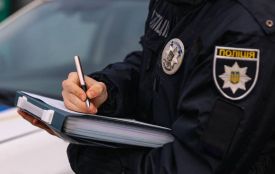 Пропонував 1000 доларів поліцейським: на Хмельниччині судитимуть чоловіка