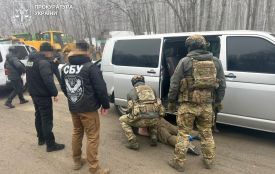 Збував зброю та допомагав виїхати за кордон: на Хмельниччині затримали киянина