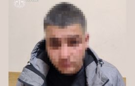 На Хмельниччині п’яний чоловік викрав авто біля магазину і застряг у багнюці