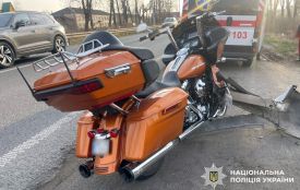 У Хмельницькому районі травмувався мотоцикліст: він зіткнувся з легковиком