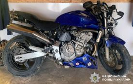 На Хмельниччині 18-річний мотоцикліст потрапив у ДТП: хлопець у реанімації