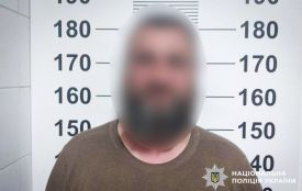 Затягнув жінку в дім і вимагав гроші: на Хмельниччині затримали нападника