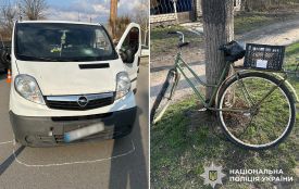 У Шепетівці мікроавтобус збив 81-річного велосипедиста: чоловік травмувався