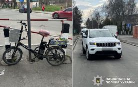 У Хмельницькому 84-річний водій авто збив жінку на електровелосипеді