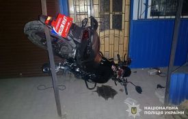 На Хмельниччині 14-річний мотоцикліст врізався у магазин: підлітка госпіталізували