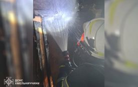 На Хмельниччині під час пожежі в багатоповерхівці врятували трьох людей